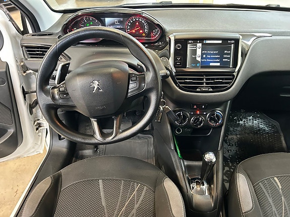 Peugeot 208 8 of 15