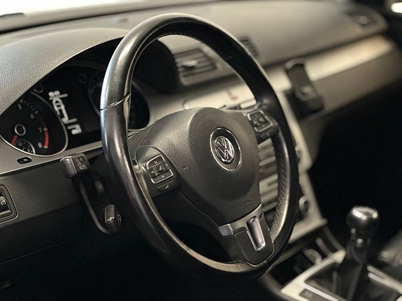 Volkswagen Passat 10 of 23