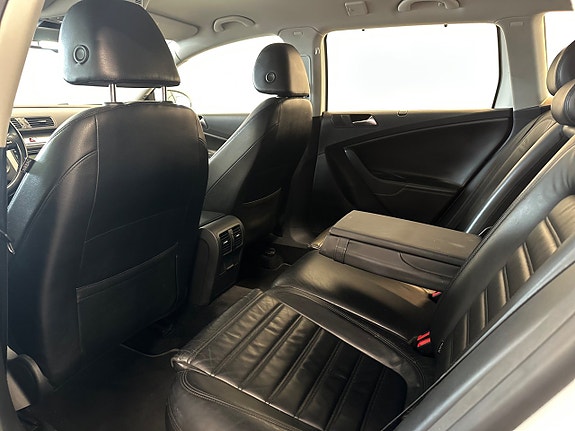 Volkswagen Passat 16 of 23