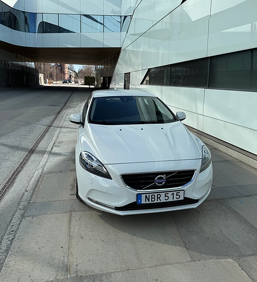 Volvo V40 2 of 9