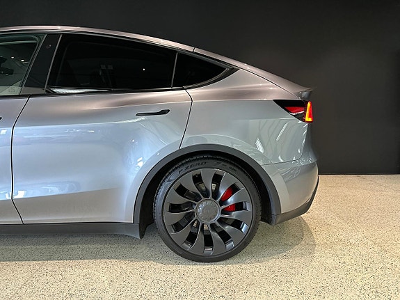 Tesla Model Y 4 of 17