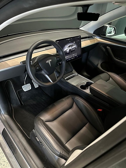 Tesla Model Y 12 of 17