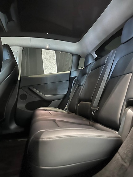 Tesla Model Y 9 of 17
