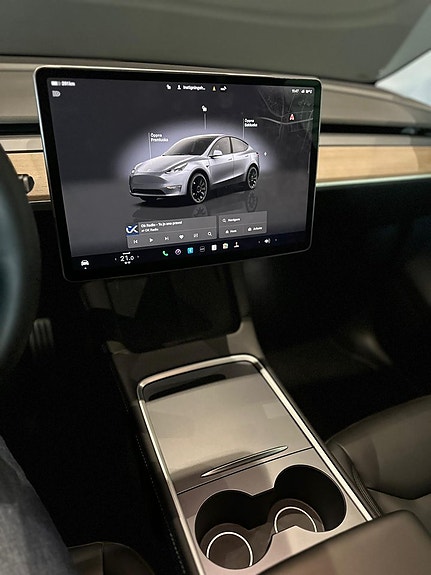 Tesla Model Y 13 of 17