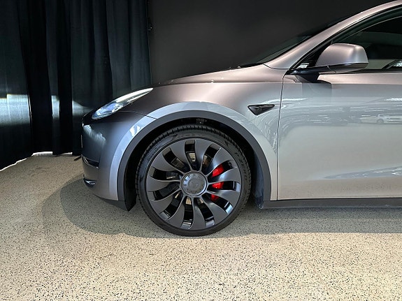 Tesla Model Y 5 of 17