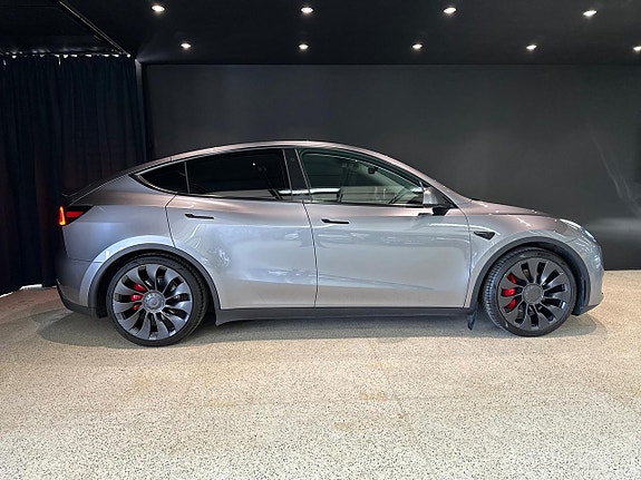 Tesla Model Y 6 of 17