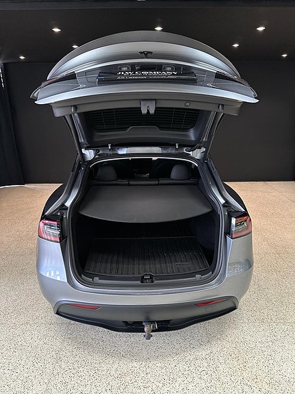 Tesla Model Y 8 of 17