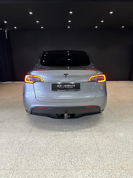 Tesla Model Y 7 of 17