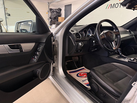 Mercedes-Benz C220 8 of 27