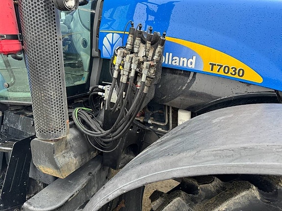 New Holland T 7030 6 of 15