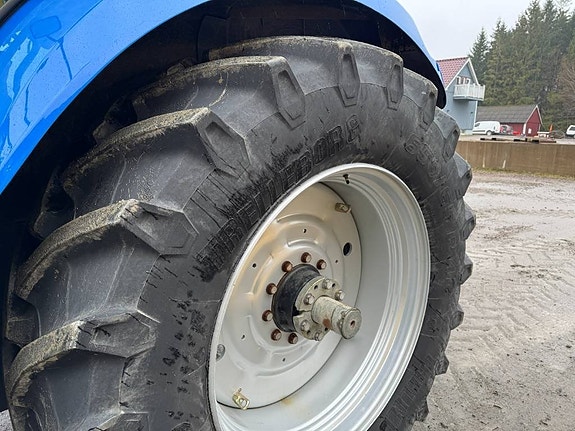 New Holland T 7030 9 of 15