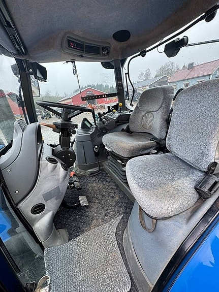 New Holland T 7030 12 of 15
