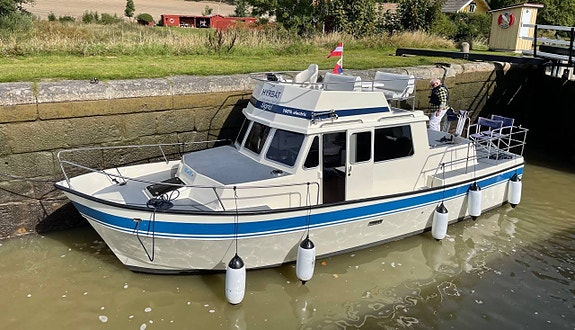 Hyr elbåt på Göta Kanal – Upplev Sveriges vackraste vatten! 2 of 12