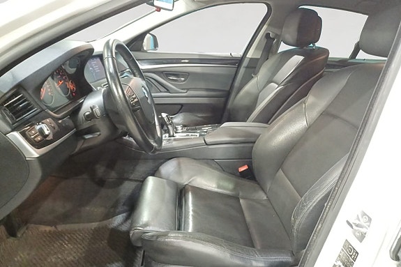 BMW 523i 3 of 5