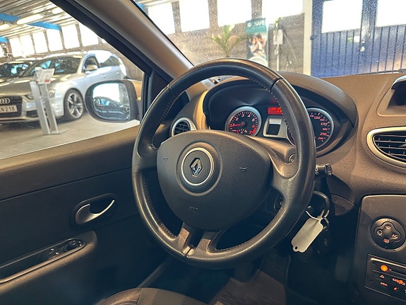 Renault Clio 11 of 18