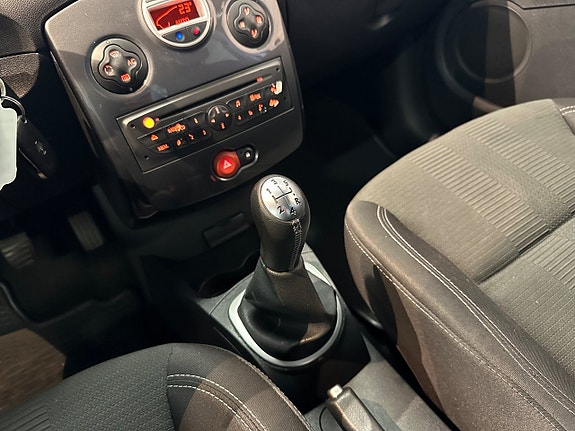 Renault Clio 14 of 18