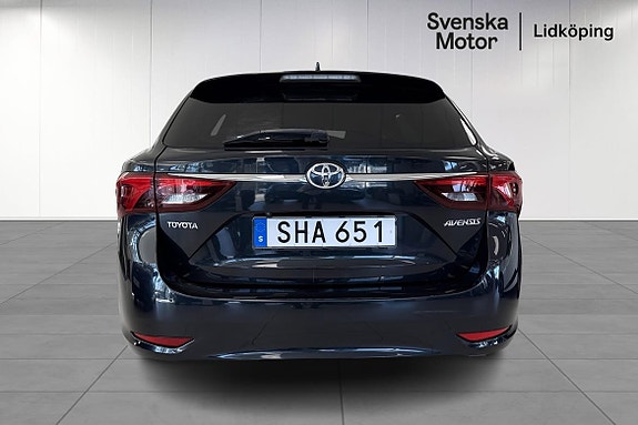 Toyota Avensis 4 of 5