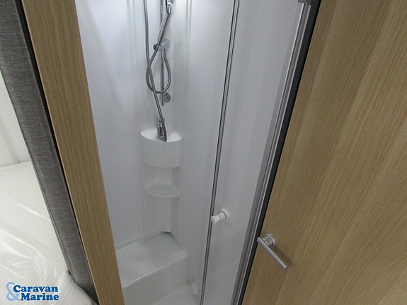 Adria Coral Axess 670 SL /Automat/Långbädd/B-körkort 16 of 19