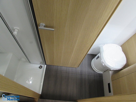 Adria Coral Axess 670 SL /Automat/Långbädd/B-körkort 14 of 19