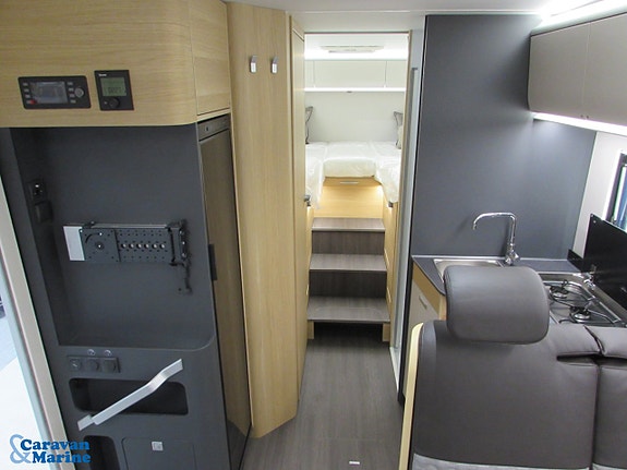 Adria Coral Axess 670 SL /Automat/Långbädd/B-körkort 10 of 19