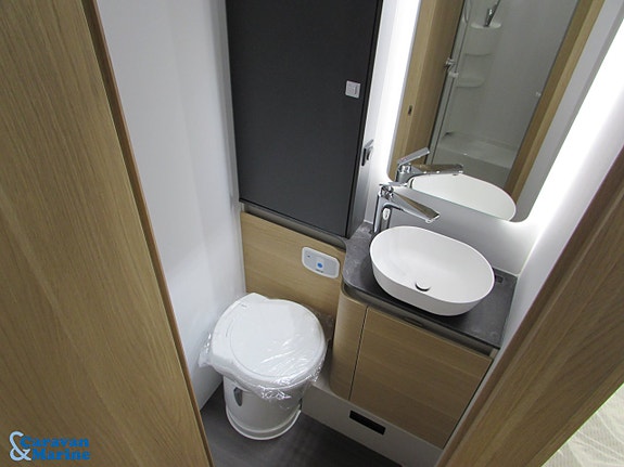 Adria Coral Axess 670 SL /Automat/Långbädd/B-körkort 15 of 19