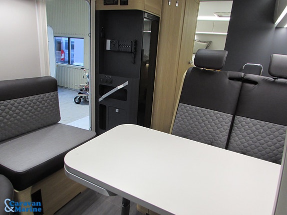 Adria Coral Axess 670 SL /Automat/Långbädd/B-körkort 7 of 19