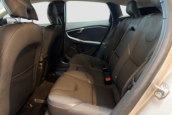 Volvo V40 Cross Country 9 of 16