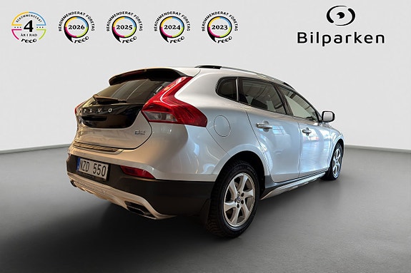 Volvo V40 Cross Country 2 of 16