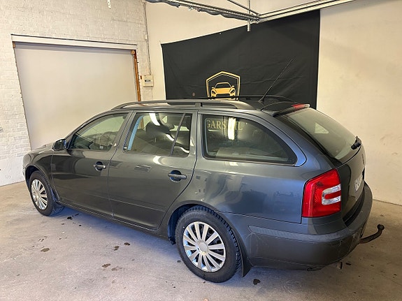 Skoda Octavia 2 of 5