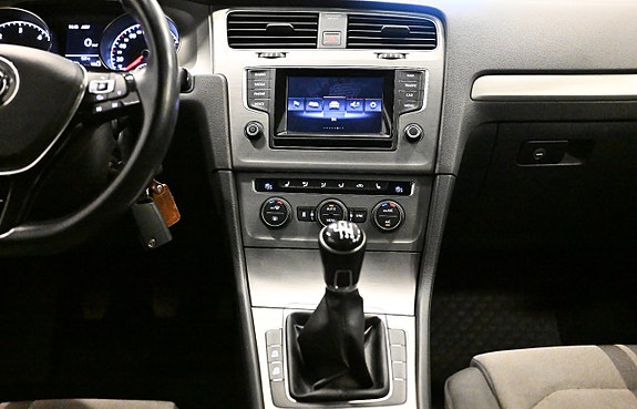 Volkswagen Golf VII 19 of 30