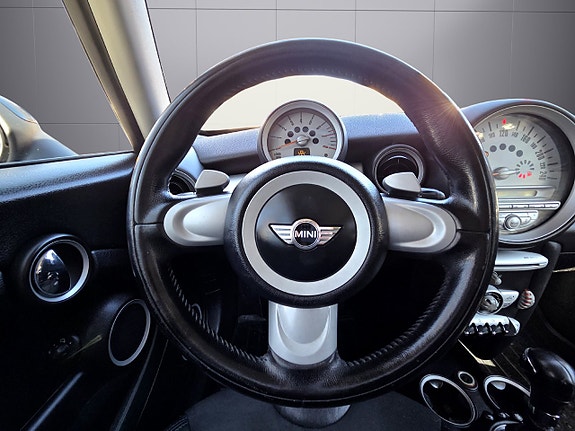 MINI Cooper 13 of 18