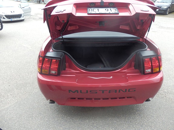 Ford Mustang 4 of 5