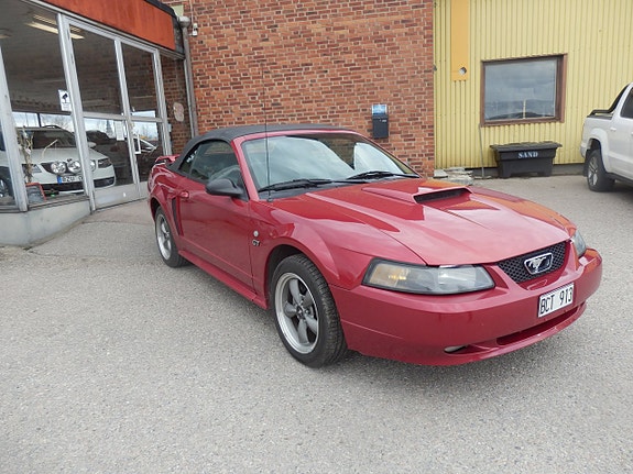 Ford Mustang 2 of 5