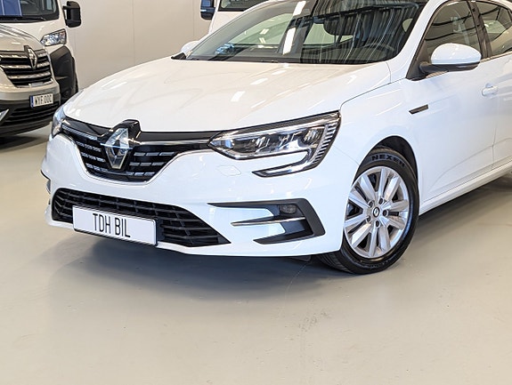 Renault Megane IV 2 of 5