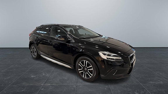 Volvo V40 Cross Country 2 of 8