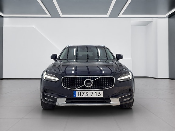 Volvo V90 Cross Country 3 of 5