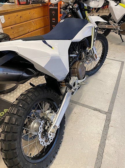 Husqvarna 701 Enduro Finns i butiken 3 of 4