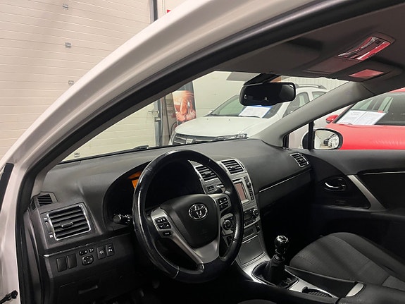 Toyota Avensis 14 of 16