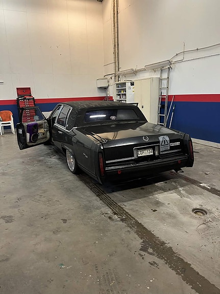 Cadillac Fleetwood Brougham 2 of 5