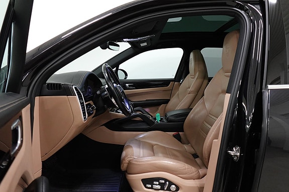 Porsche Cayenne 4 of 5