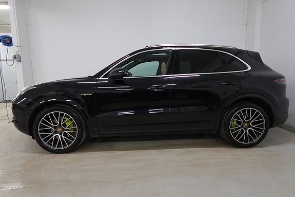 Porsche Cayenne 3 of 5