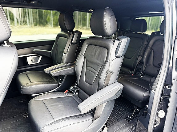 Mercedes-Benz V300 30 of 30