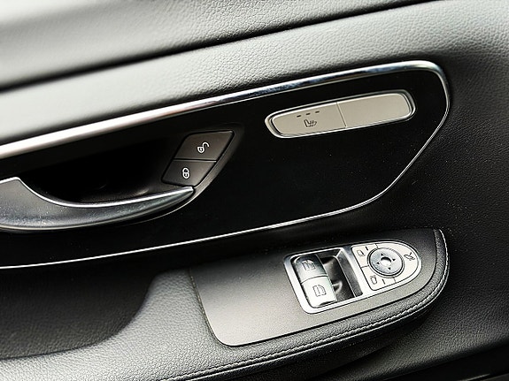 Mercedes-Benz V300 28 of 30