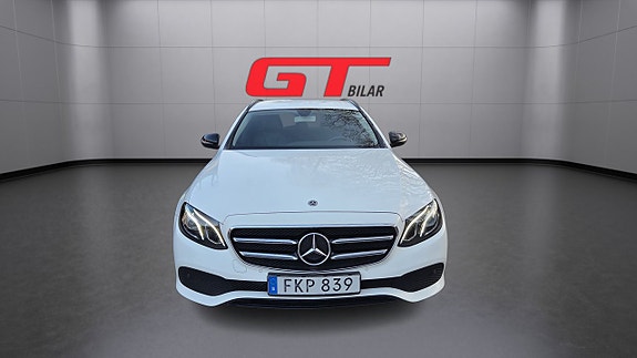 Mercedes-Benz E220 2 of 5