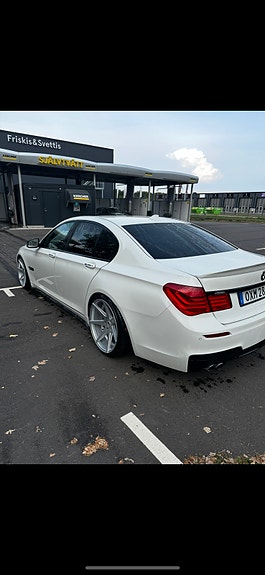 BMW 730d 3 of 5