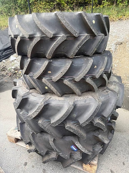 Traktorhjul 380/70-R28 bak & 300/70-R20 fram OBS! ej använda