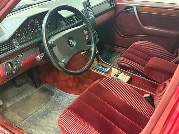 Mercedes-Benz 300 CD 14 of 25