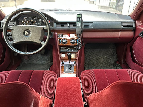 Mercedes-Benz 300 CD 12 of 25