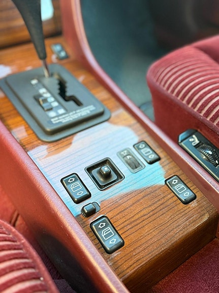 Mercedes-Benz 300 CD 16 of 25