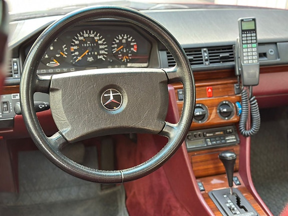 Mercedes-Benz 300 CD 13 of 25